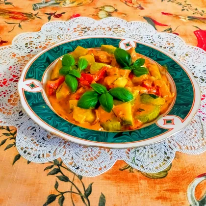 Паприкаш из курицы и кабачков
