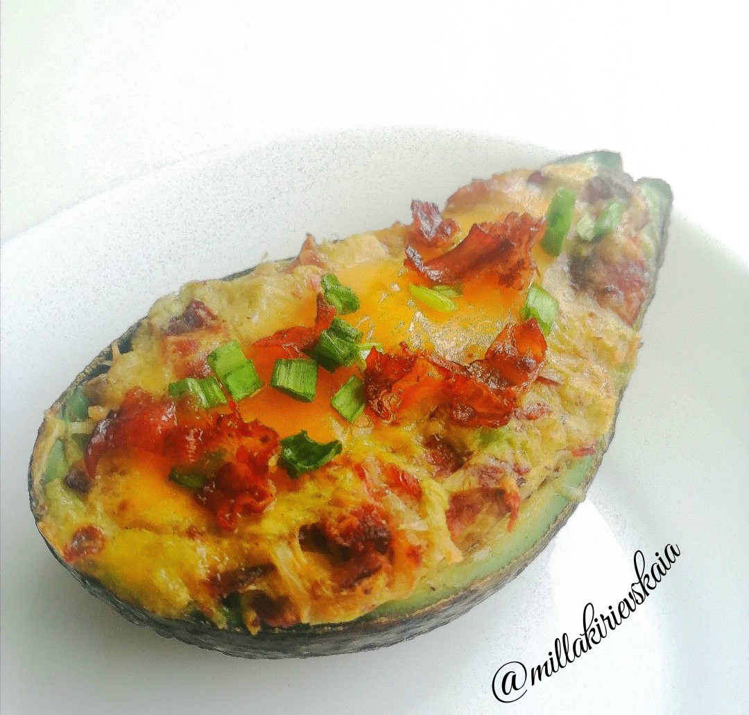 Авокадо запеченное с беконом и яйцом 🥑