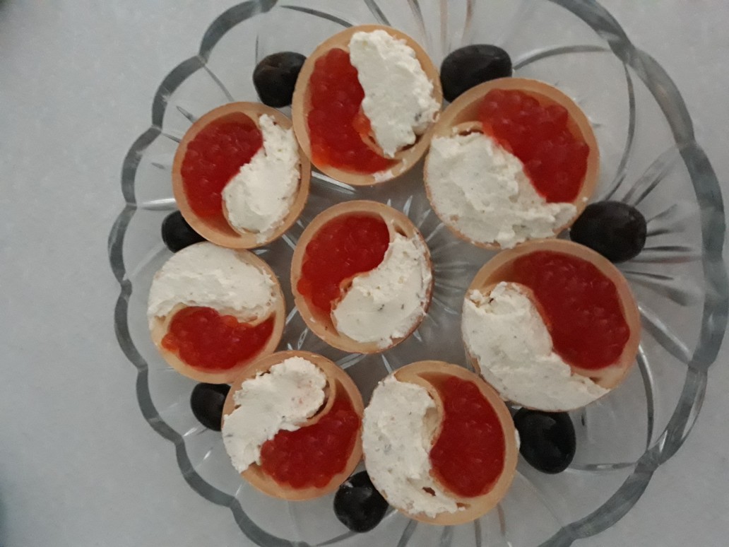 Тарталетки с икрой и творожным кремом