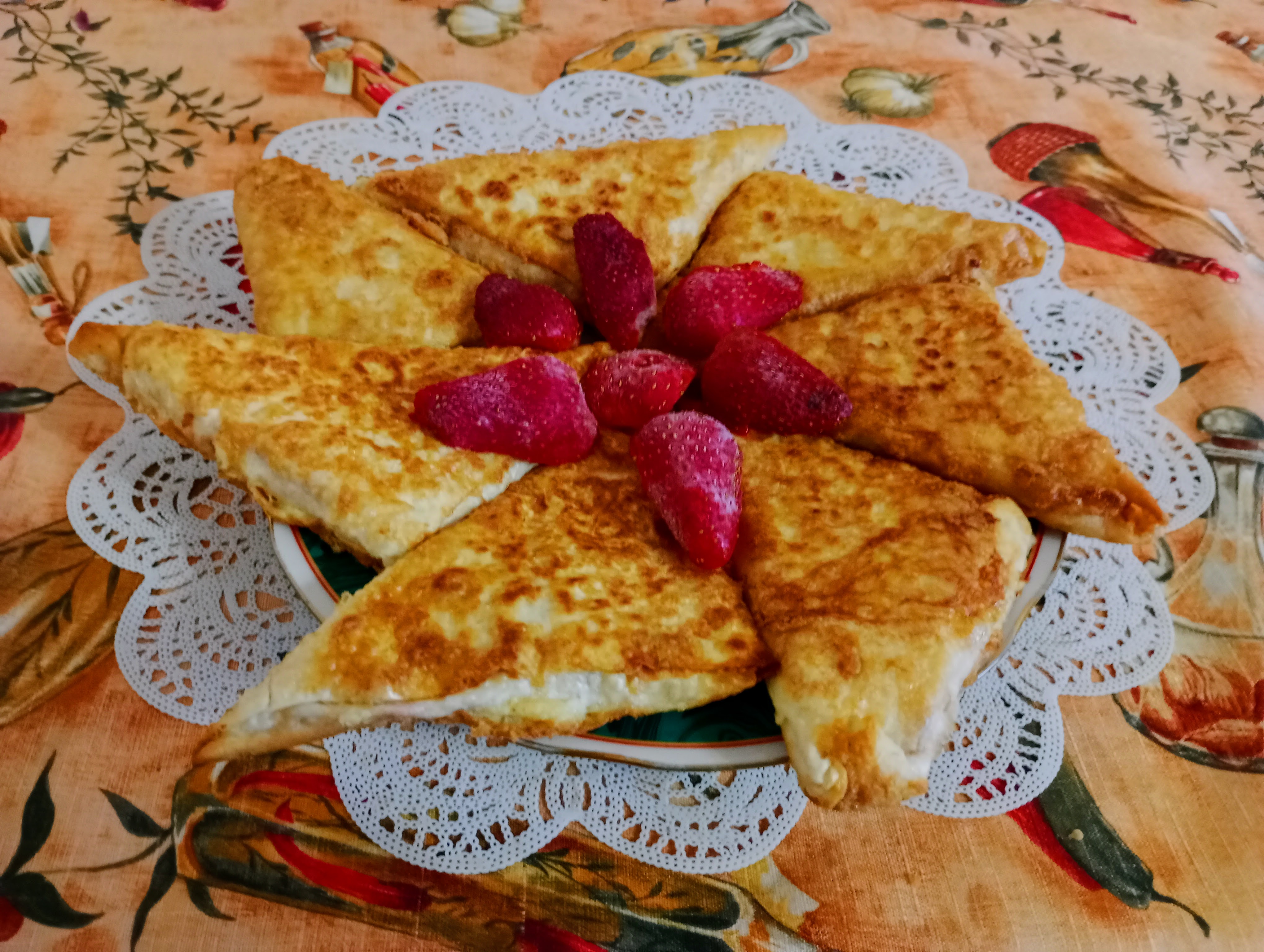 Треугольники из лаваша с творогом, бананом и клубникой
