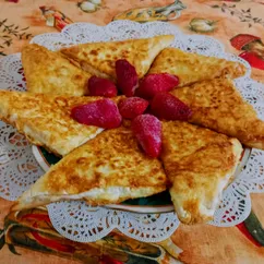 Треугольники из лаваша с творогом, бананом и клубникой