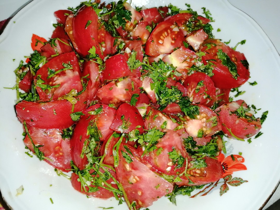 Салат из розовых помидорчиков
