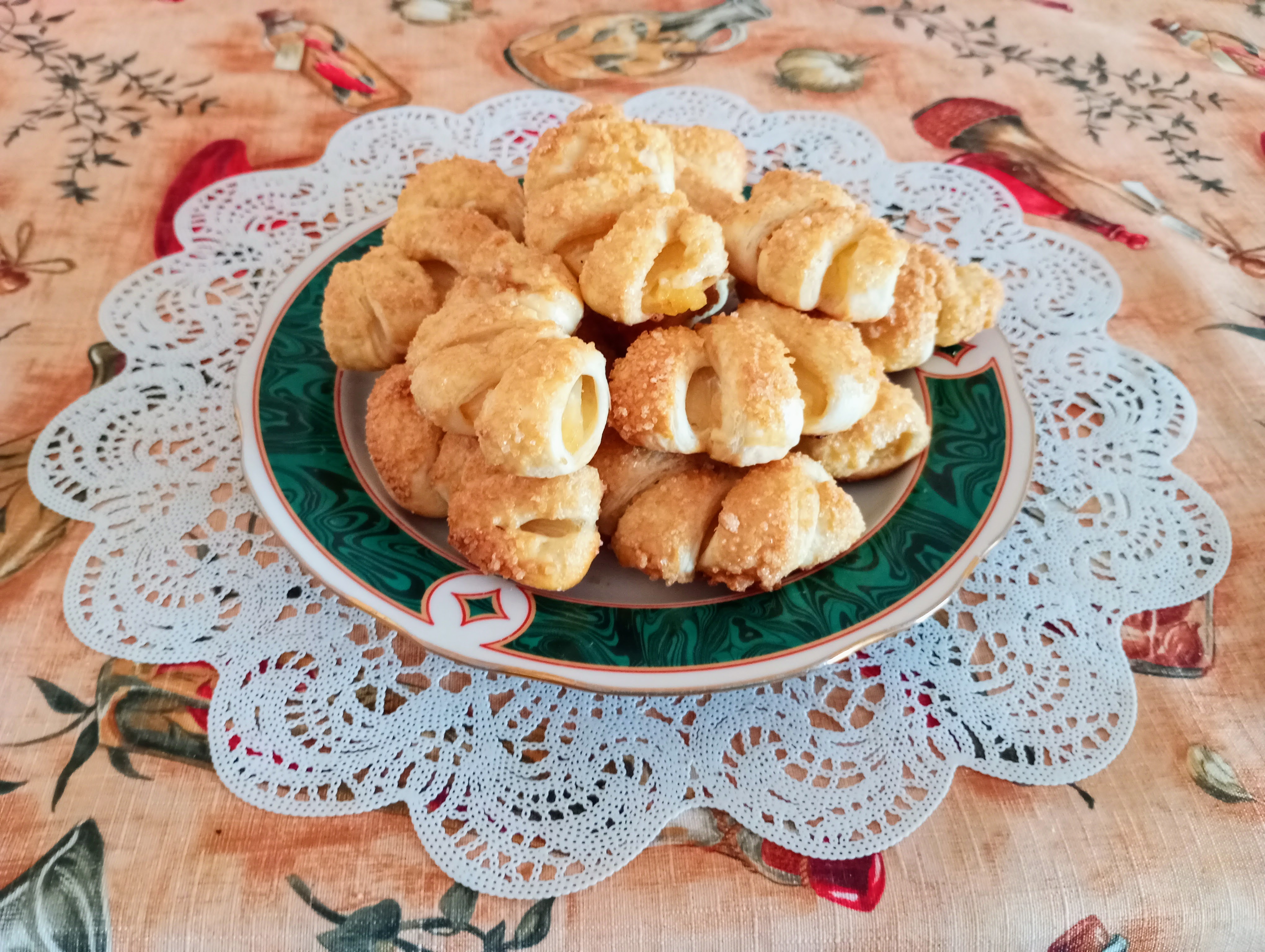 Рогалики из слоеного теста с ананасами в духовке