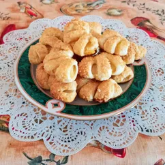 Рогалики из слоеного теста с ананасами в духовке