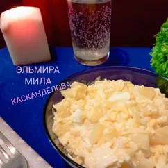 Салат с ананасом, сыром и чесноком