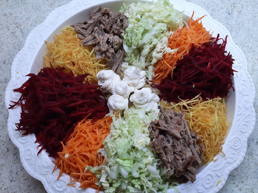Праздничный французский салат с мясом, пекинской капустой