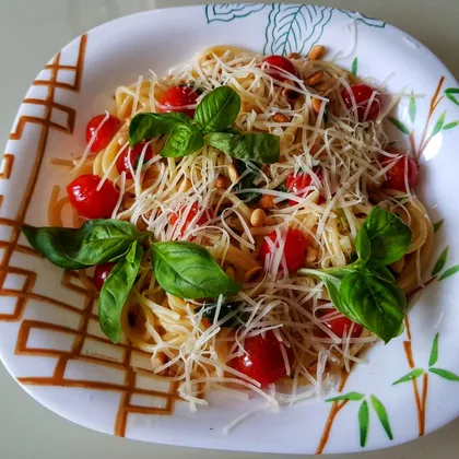 Спагетти с помидорами и базиликом 🍅🍃