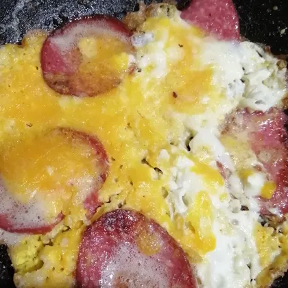Яичница с колбасой 'Завтрак холостяка'