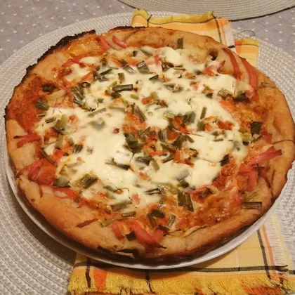 Пицца без сыра с луком и колбасой