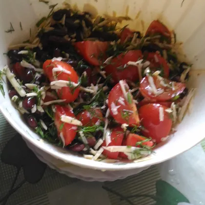 Салат с красной фасолью и помидорами черри