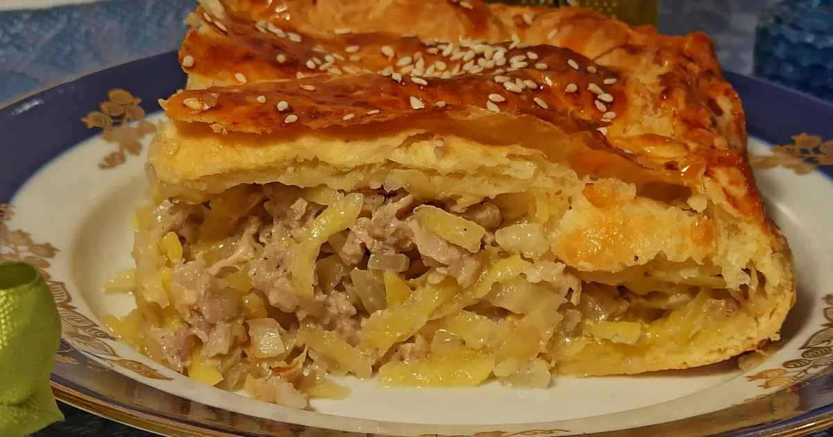 Пирог из слоеного теста с фаршем и картошкой | Recipe | Savory puff pastry, Recipes, Puff pastry