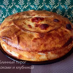 Блинный пирог с яблоками и клубникой