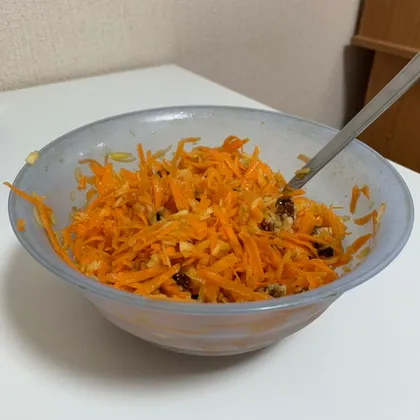 Салат из моркови и яблок с изюмом и грецким орехом