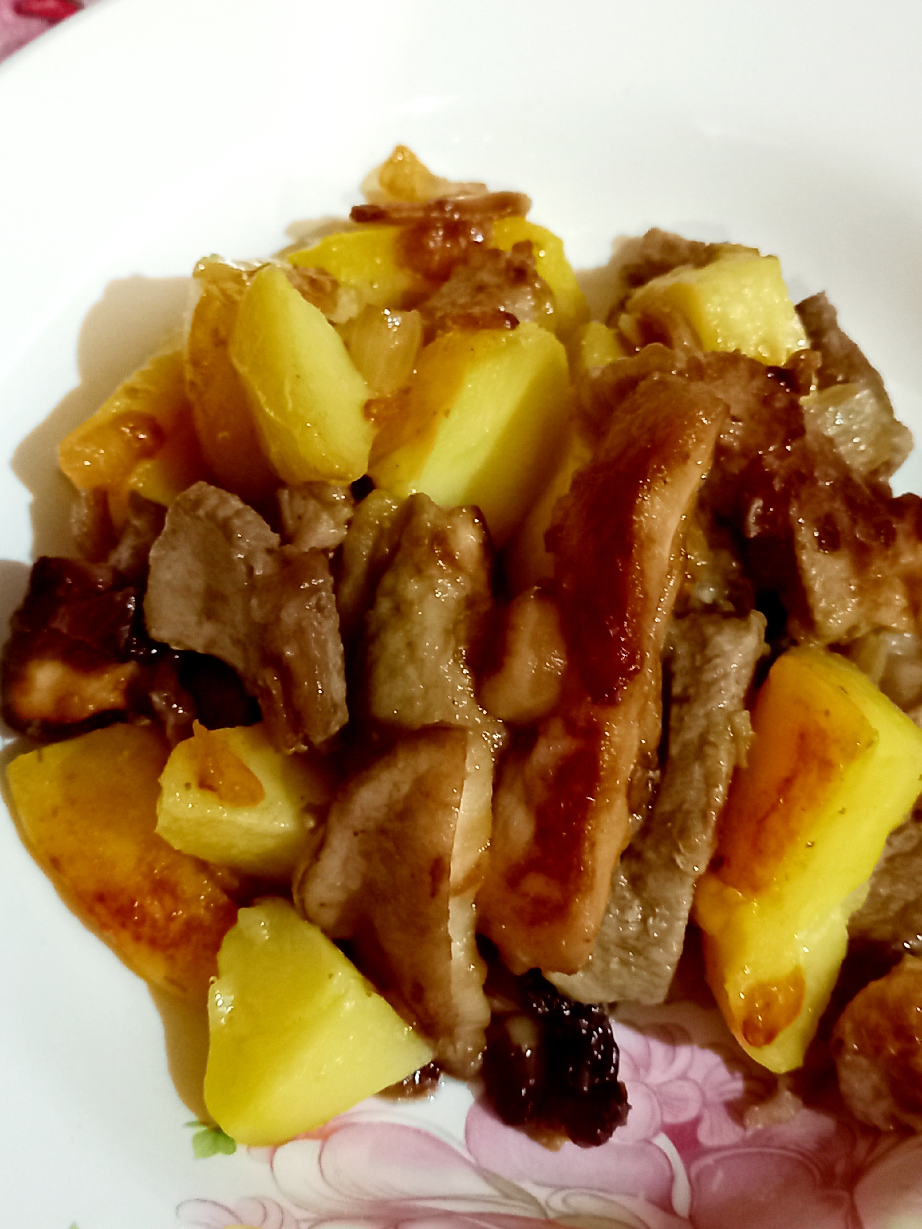 Жаркое с мясом и белыми грибами