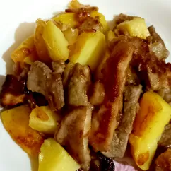 Жаркое с мясом и белыми грибами