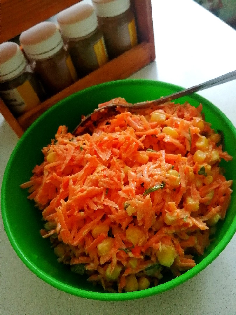 Морковный салат с кукурузой