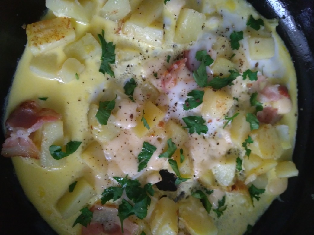 Яичница с картофелем, беконом и сыром