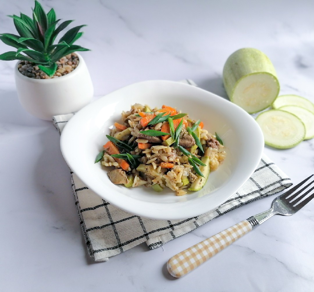 Куриная печень с овощами и ризони
