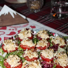 Томаты с сырно-яичной шапкой 