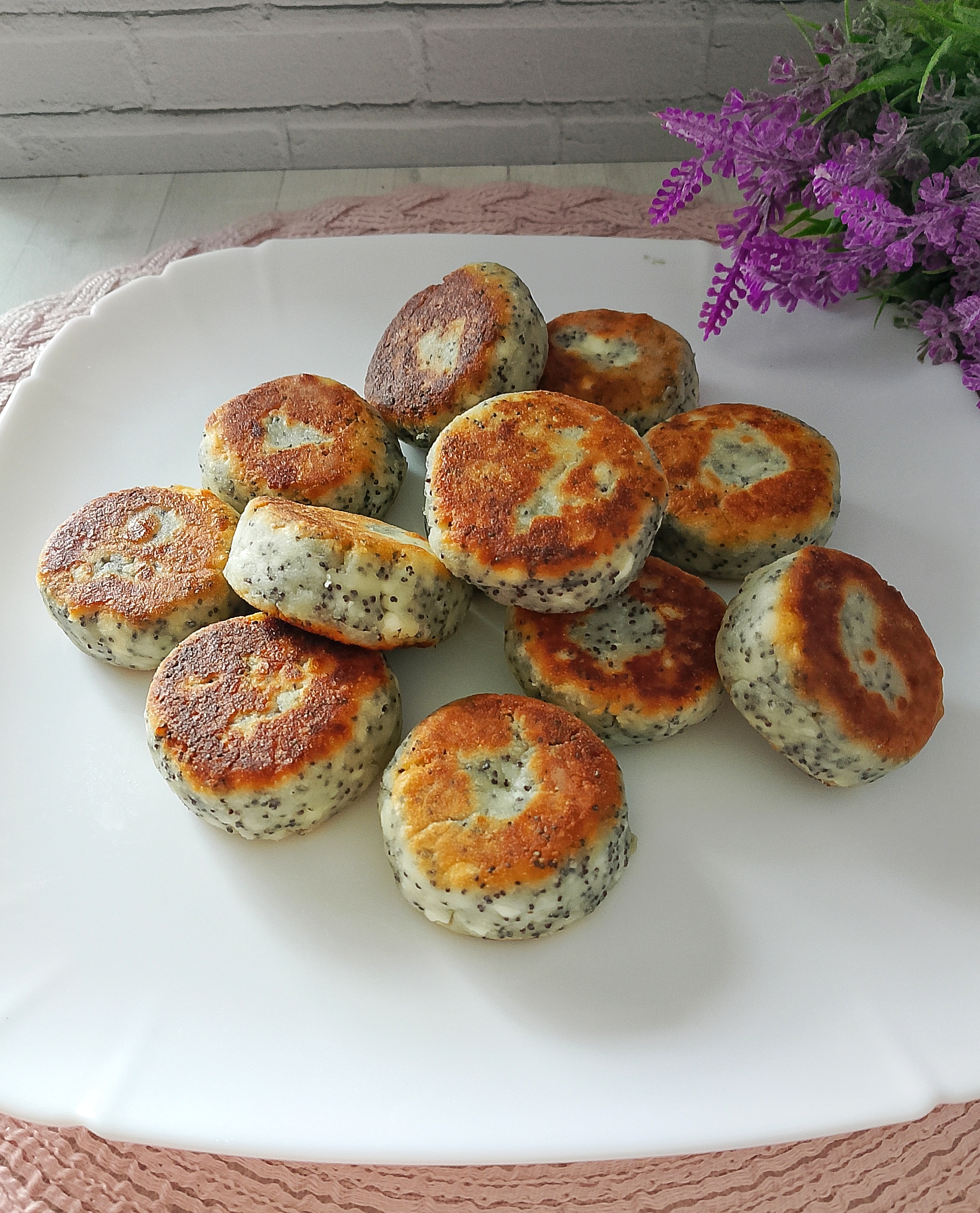 Мини-сырники с маком и рисовой мукой