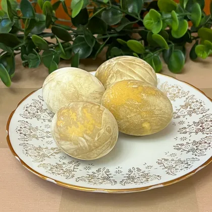 Яйца, крашенные в шпинате с куркумой