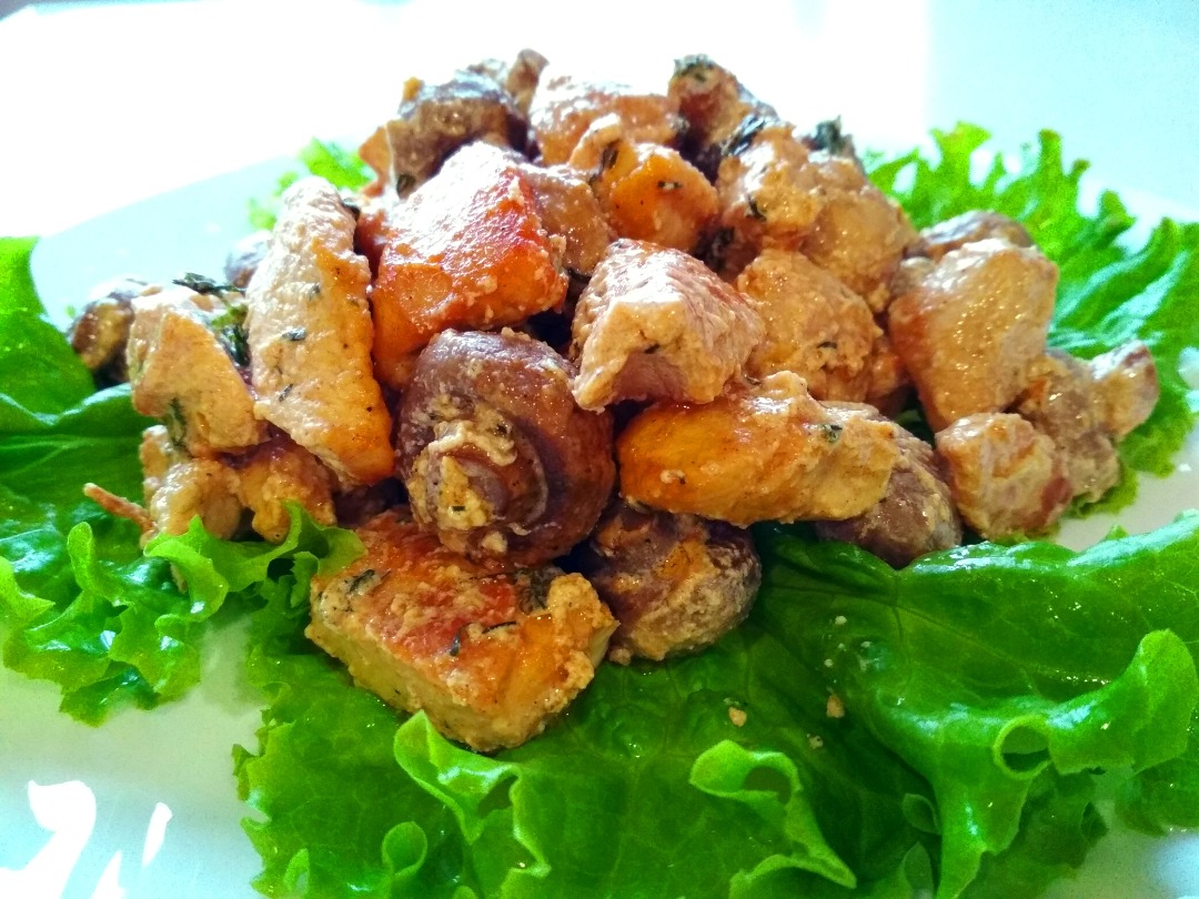 Куриное филе с шампиньонами в сливках