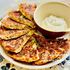 Сырная лепёшка с зеленым луком