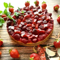 Пирог с клубникой 🍓🥧