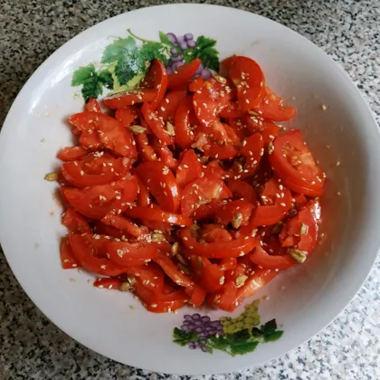 Летний салат из помидор и чеснока