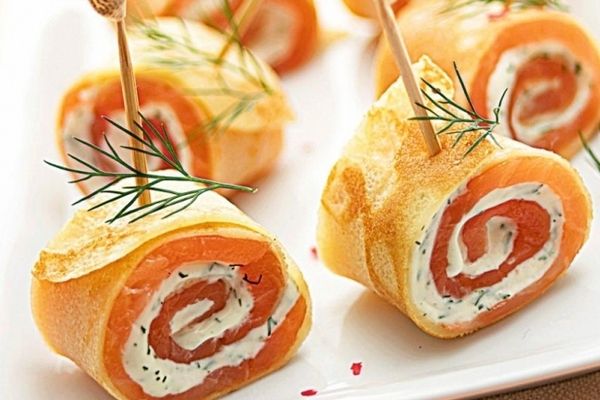 Закусочные праздничные рулетики из блинов с лососем