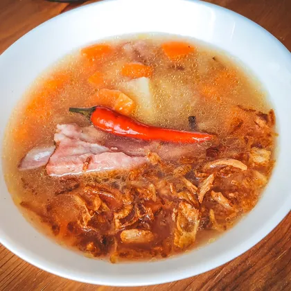 Гороховый суп с подкопченными ребрами и луком в мультиварке