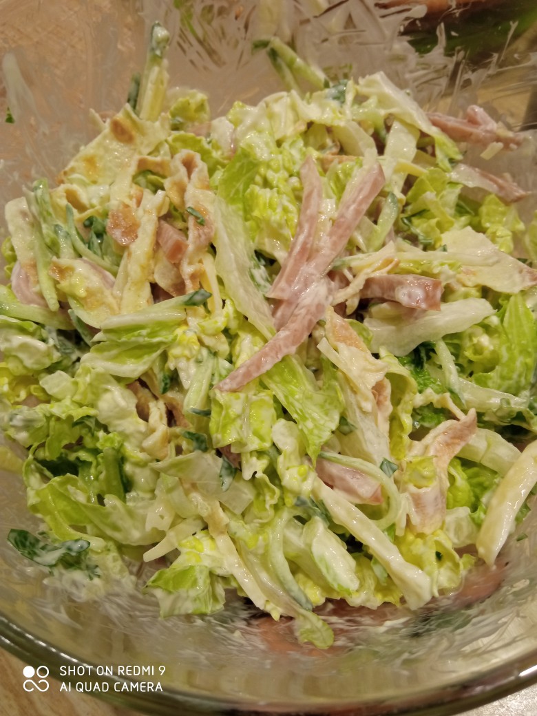 Салат с яичным блинчиком и пекинской капустой