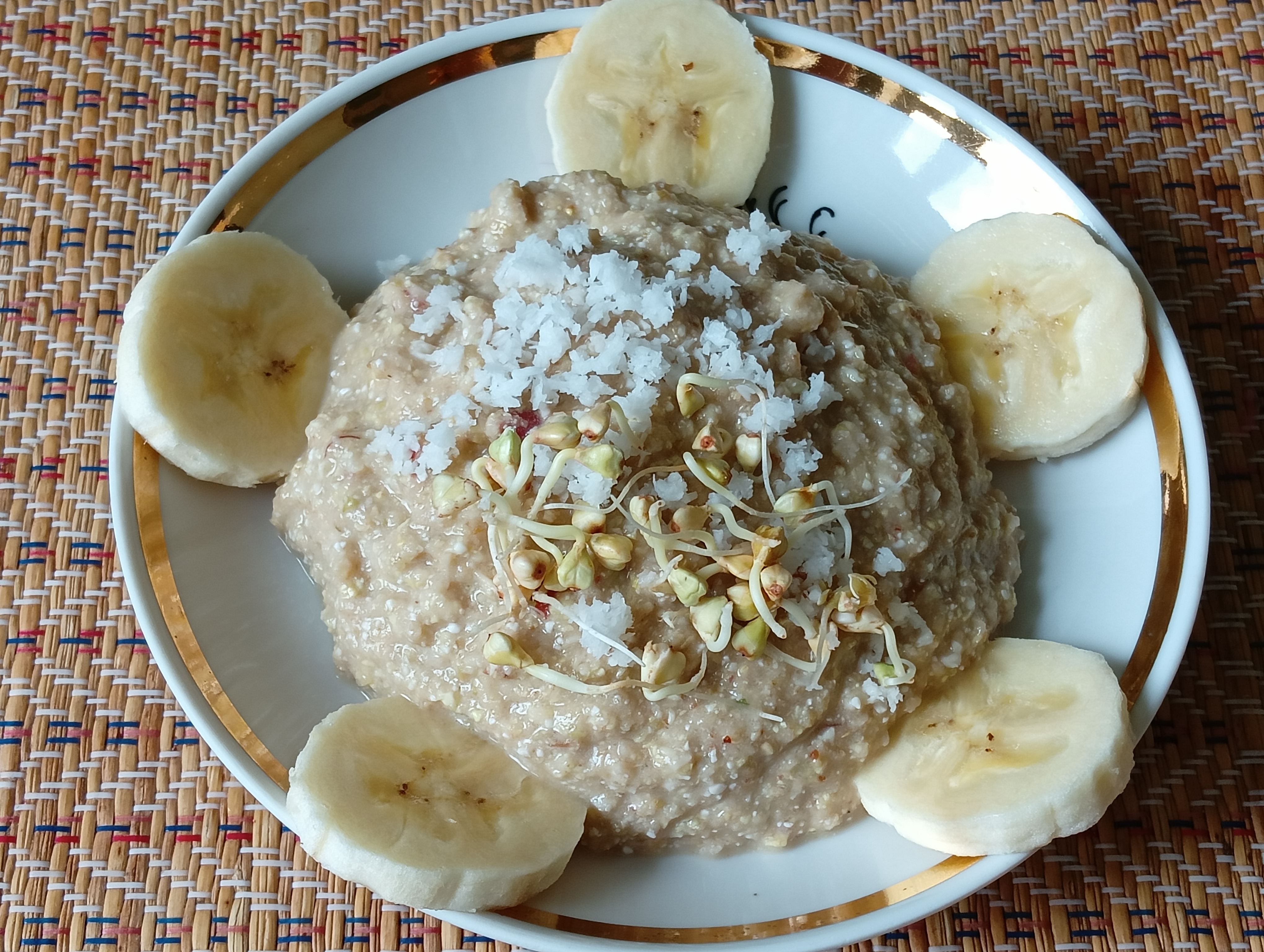 Творожок из зеленой гречки с бананом, яблоком и кокосом