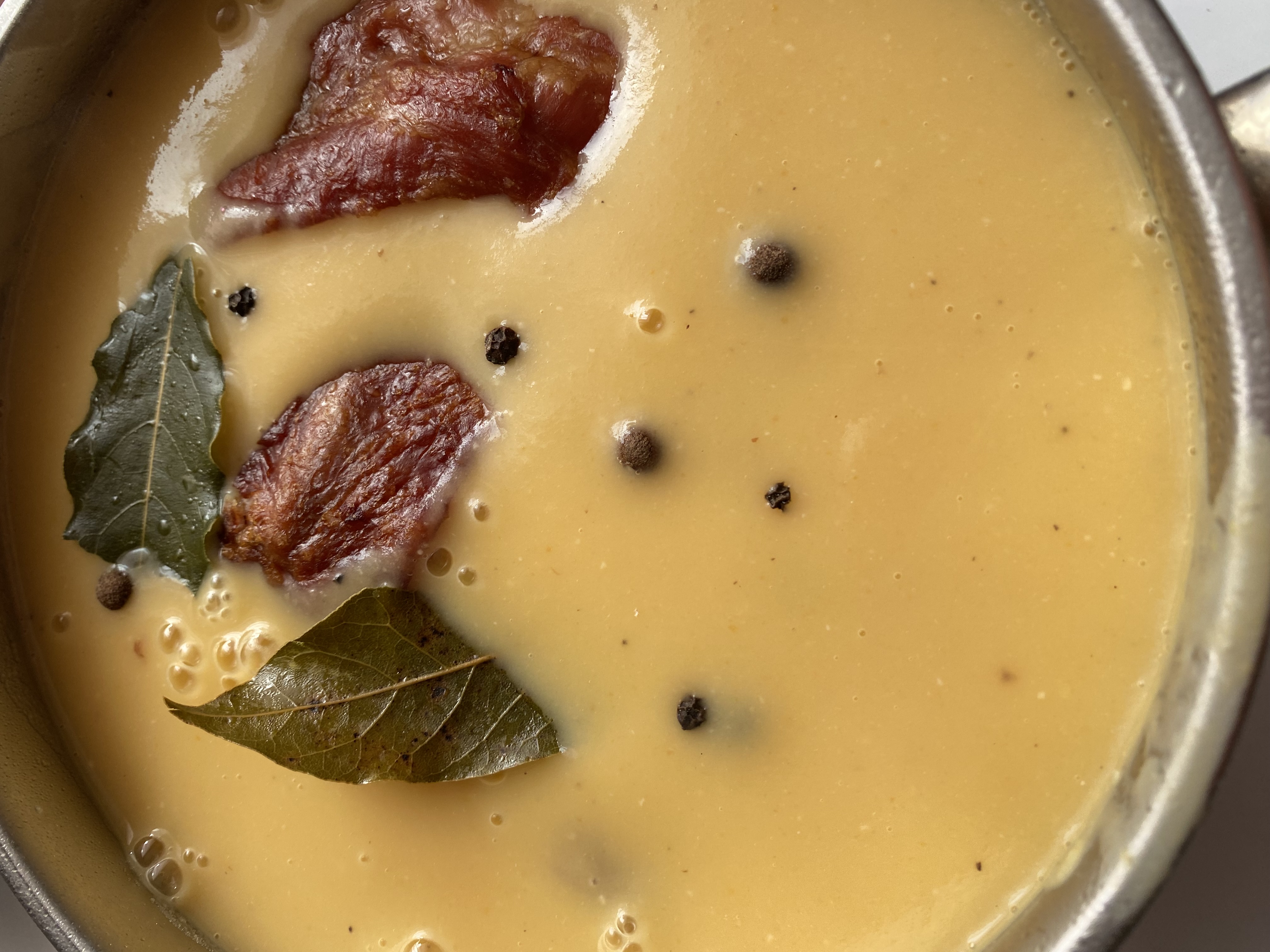 Гороховый суп-пюре с копчеными ребрами и «жидким дымом»