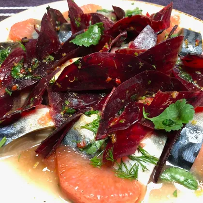 Маринованная скумбрия с пикантным  свекольным салатом