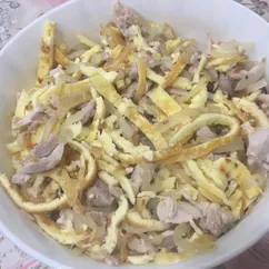 Салат с яичным блином и курицей