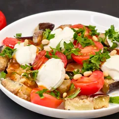 Салат с хрустящими баклажанами, помидорами и сыром