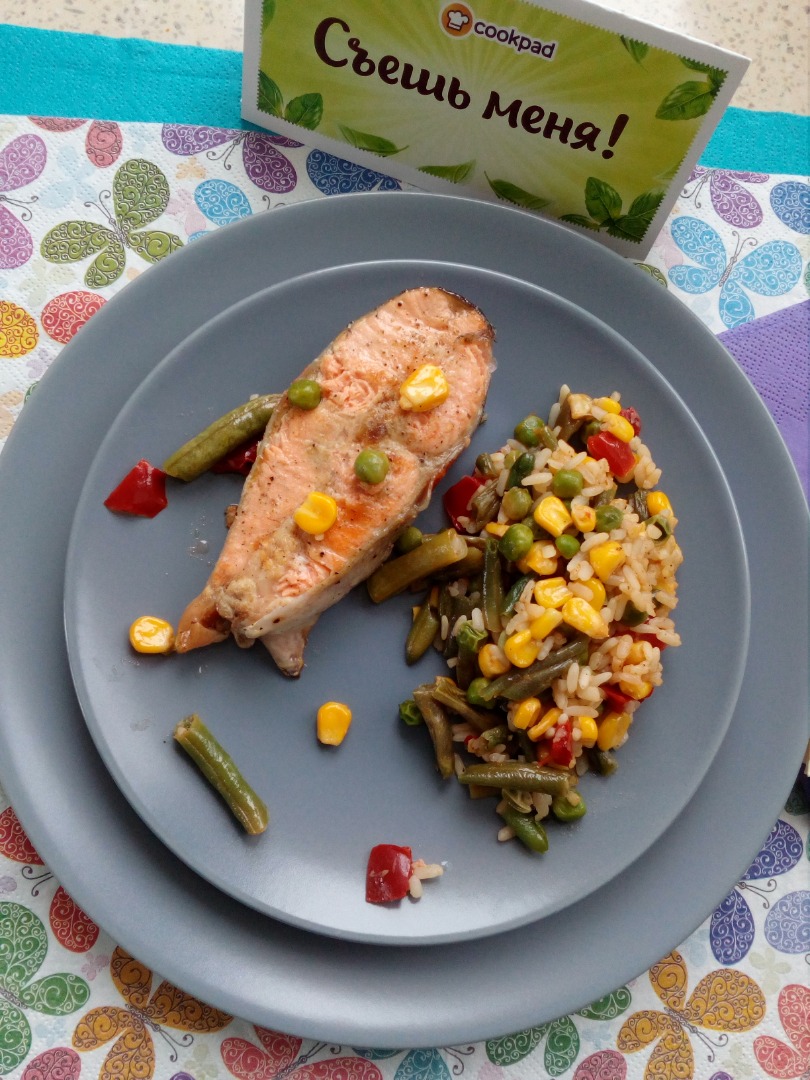 Форель с овощами и рисом