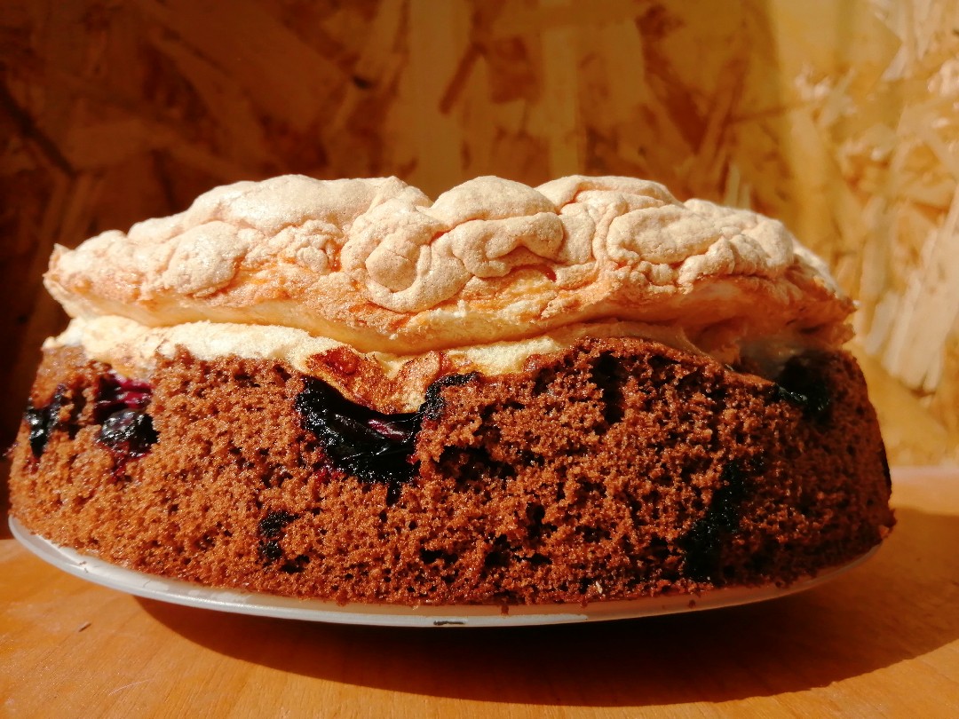 Шоколадный бисквитный пирог с вишней и меренгой