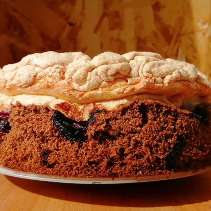Шоколадный бисквитный пирог с вишней и меренгой