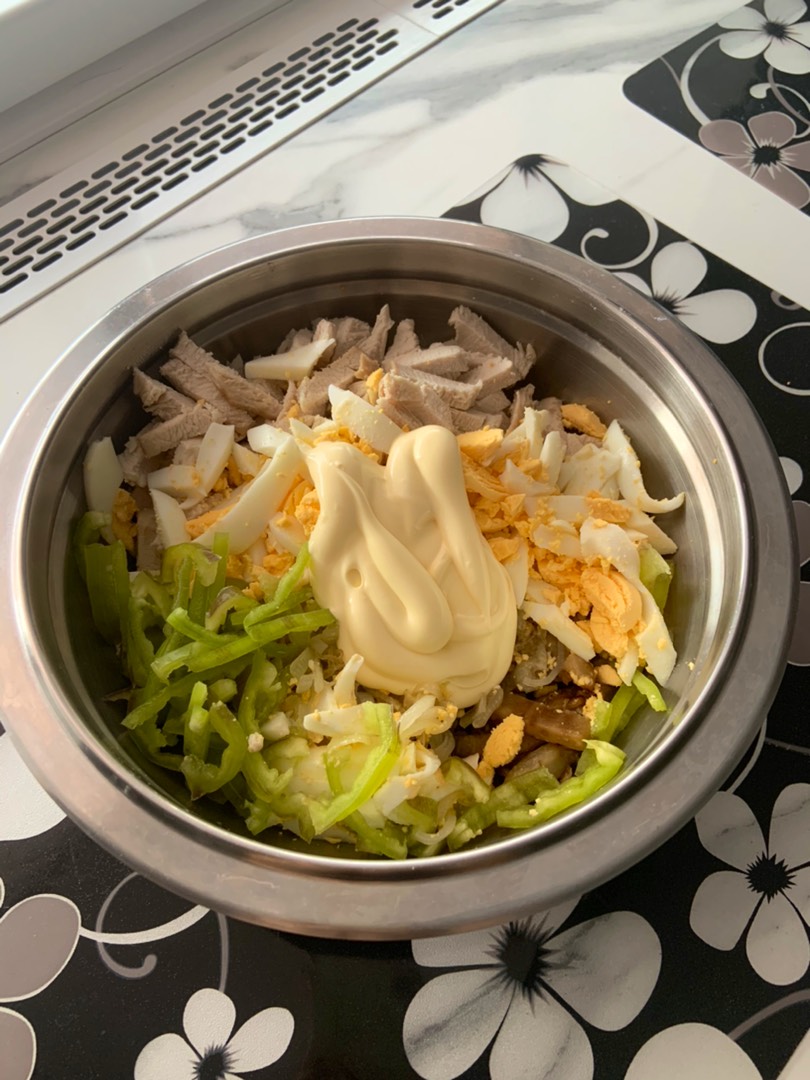 Салат с куриным филе и жареными баклажанами