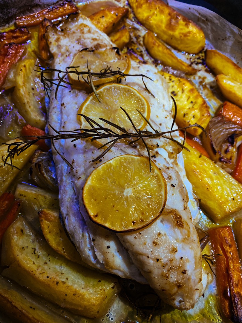 Запечённое рыбное филе с овощами