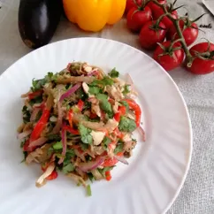 Салат с баклажаном, перцем сладким и куриной грудкой