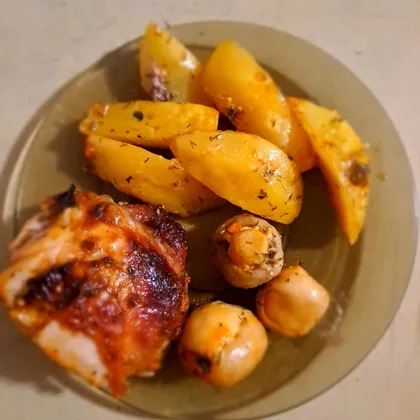 Картошка с куриными бёдрами и шампиньонами в духовке