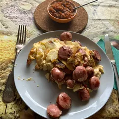 Омлет с варёной картошкой и сардельками