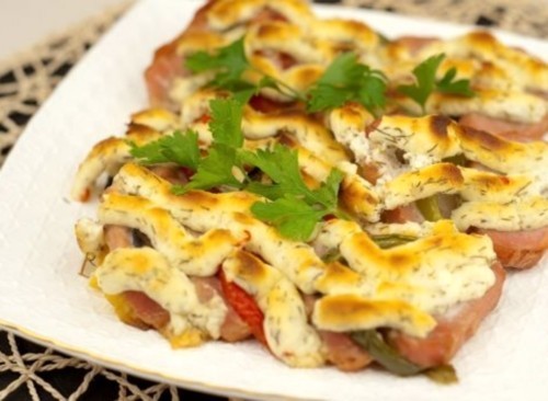 Свинина с овощами под сырной корочкой