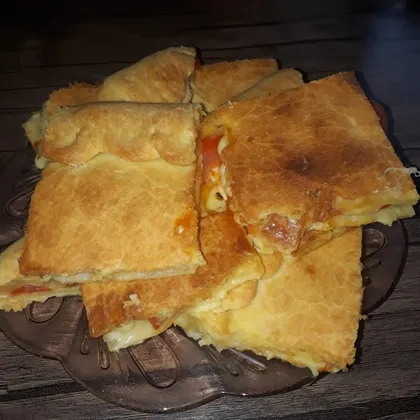 Закрытый пирог с помидорами и сыром