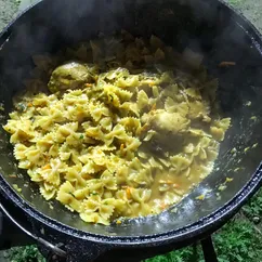 Макароны с курицей и овощами в казане на костре