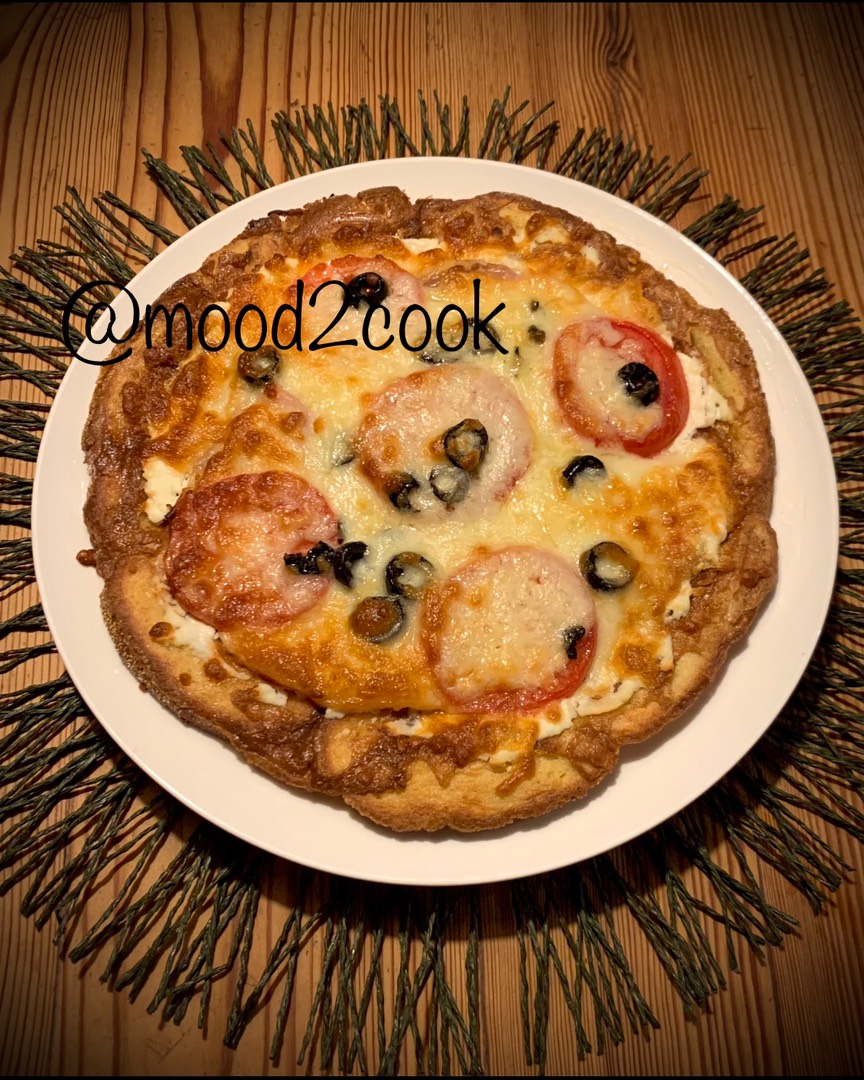 Пицца на сковороде из батона с ветчиной и сыром