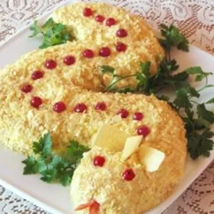 Змейка слоеная с курицей, грибами и чипсами